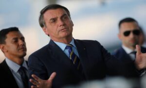 Bolsonaro fala em ‘golpe’ nos cadastros para falhas no aplicativo da Caixa