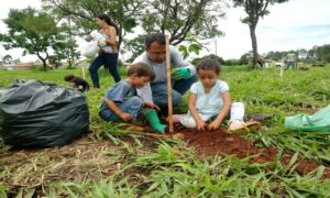 Projeto Plantadores de Água realiza mutirão de plantio de árvores em Goiânia