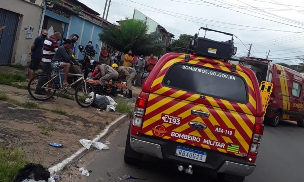 Carretinha se solta de carro e atropela uma pessoa em Goiânia