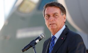 Bolsonaro sanciona lei que cria linha de crédito para autônomos