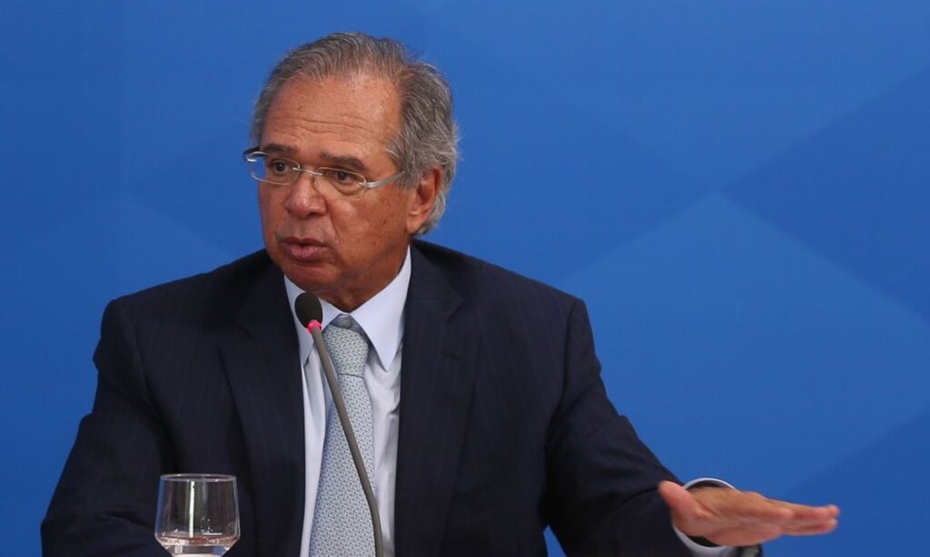 Paulo Guedes diz que beneficiários do INSS receberão 13º salário antecipadamente