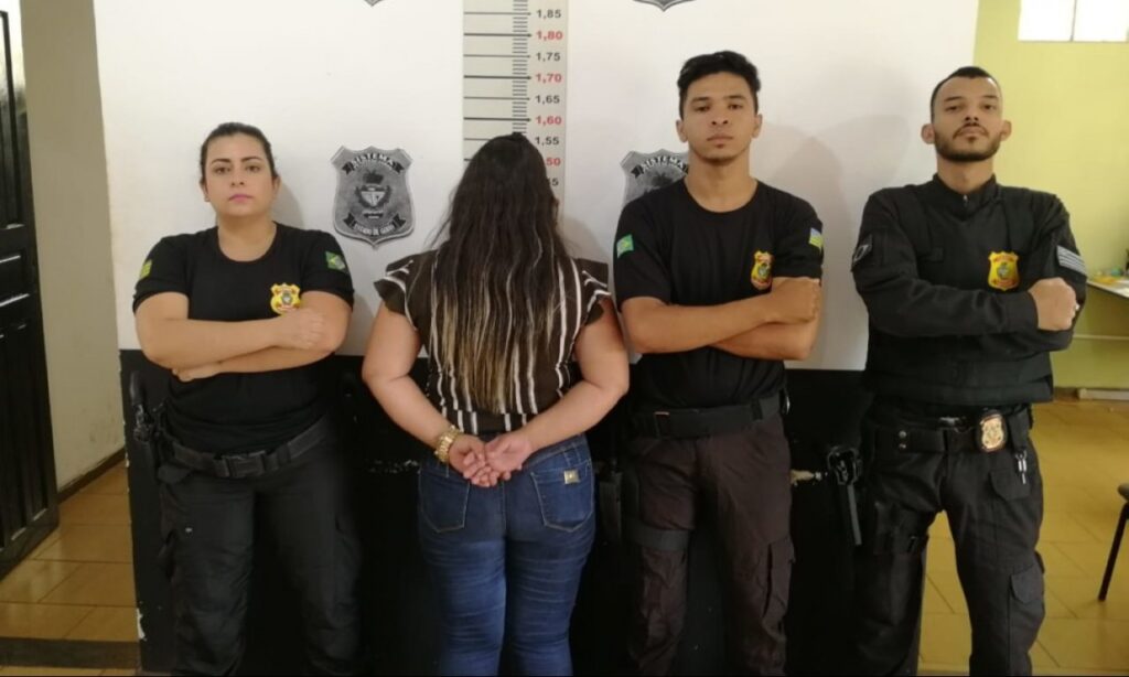 Mulher é flagrada ao tentar repassar droga para dentro de presídio