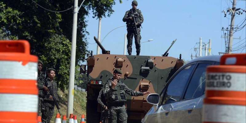 Policial militar morre após furar bloqueio do Exército