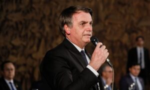 Bolsonaro assina MP que dispensa publicação de balanço em jornais impressos