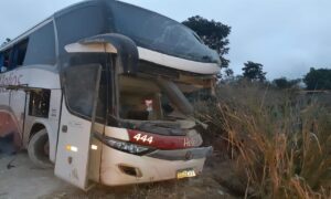 Ônibus e carreta colidem na BR-153