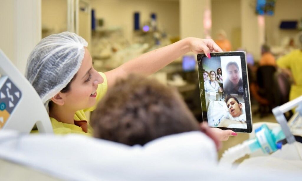 Visitas virtuais de familiares aos pacientes são promovidas no Hugol