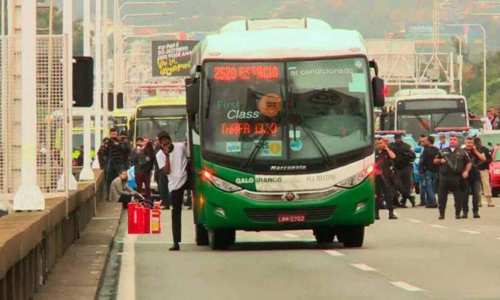 Sequestrador de ônibus no Rio é morto por atiradores de elite