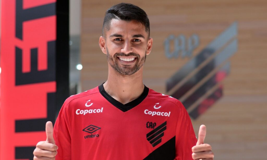 Athletico oficializa Jorginho até dezembro de 2022