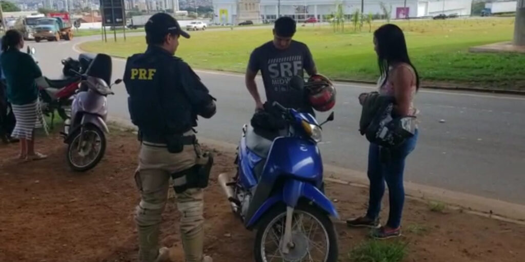 Blitz da PRF flagra moto endividada e condutor alcoolizado na BR 153