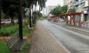 Trânsito na Av. Goiás muda durante construção da rede de águas pluviais