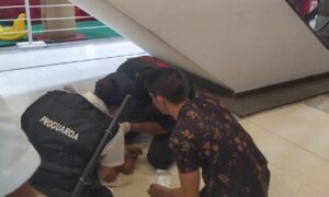 Criança de 3 anos cai de escada de shopping