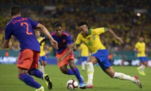 Neymar marca e da assistência