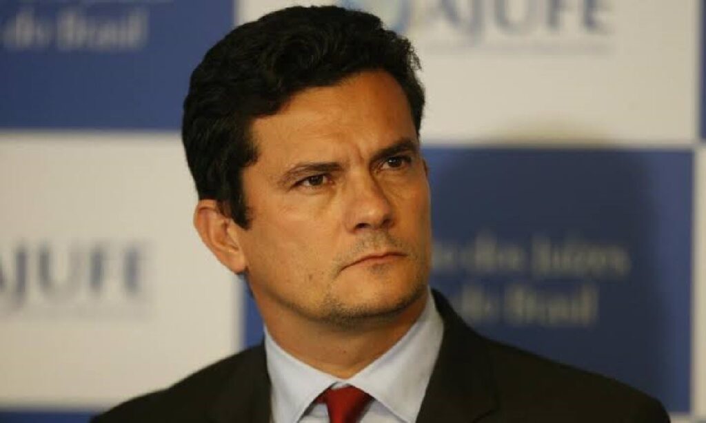 Moro diz que decreto de Bolsonaro substituiu "indulto salva-ladrão" de governos anteriores