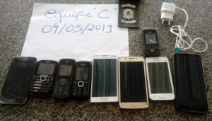 Agentes apreendem celulares jogados em telhado de presídio