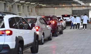 Vacinação ‘drive-thru’ continua nesta segunda (13)