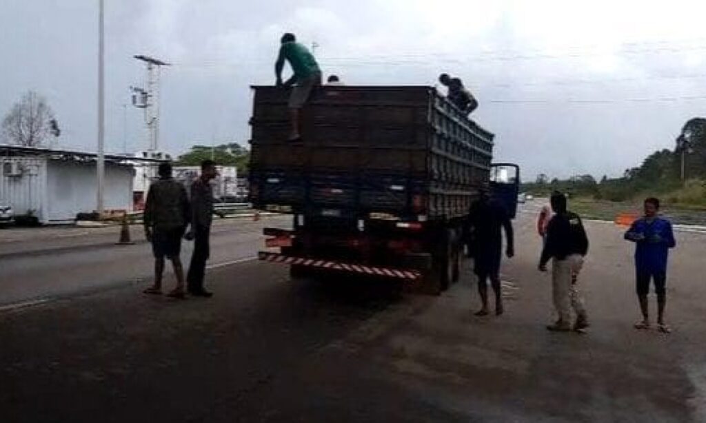 Caminhão é flagrado transportando 12 pessoas junto a carga de milho