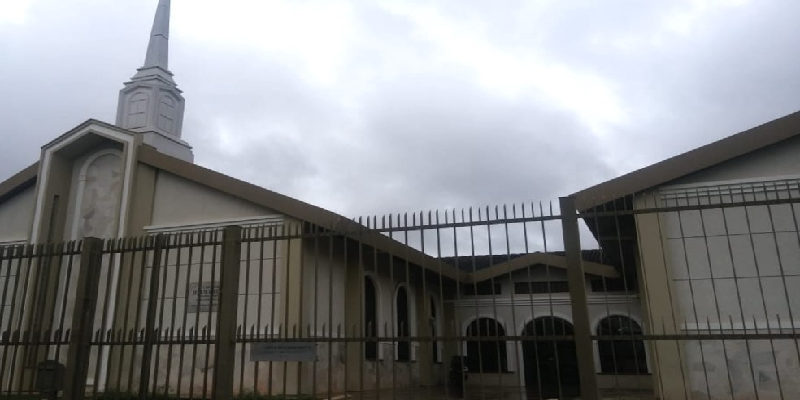 Jovem invade igreja e atinge fiéis com facadas