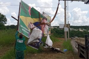 Amma retira outdoor clandestino com foto de Bolsonaro e deputado Vitor Hugo em Goiânia