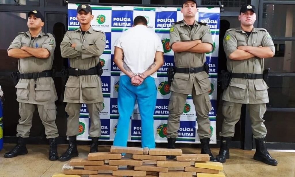 Suspeito usando tornozeleira é preso com 19 kg de maconha