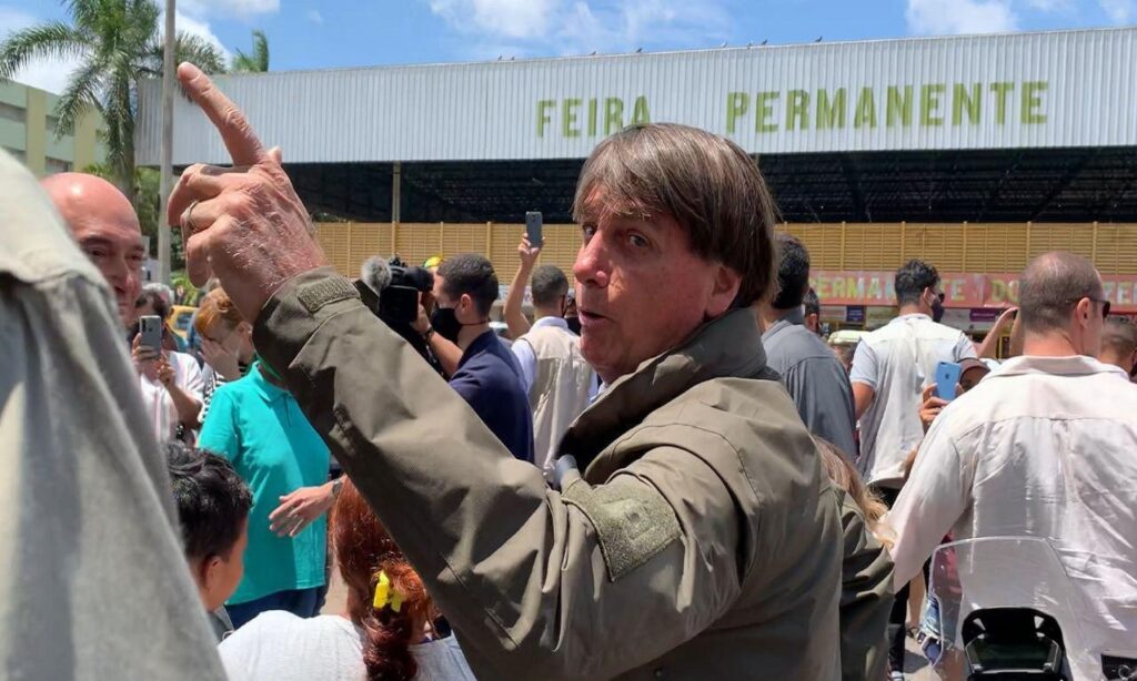 Bolsonaro se irrita com pedido para baixar preço do arroz e manda homem ir comprar na Venezuela