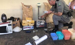 Laboratório utilizado no preparo de drogas é encontrado pela polícia