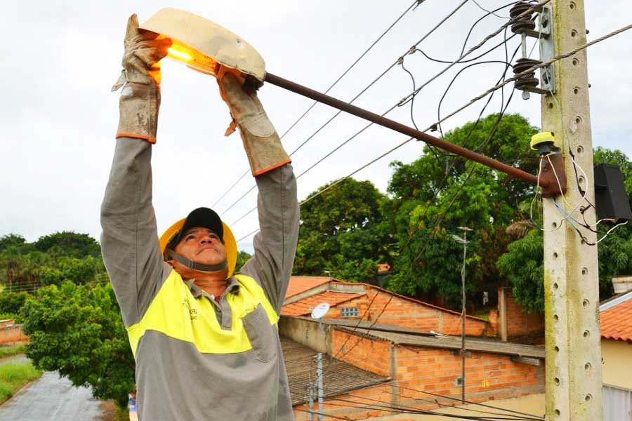 Falta de pagamento deixa Goiânia sem manutenção da iluminação pública