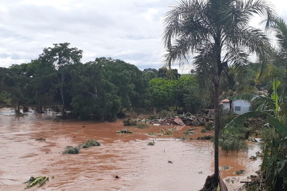 Cerca de 30 famílias ficam desabrigadas após cheia no Rio do Peixe