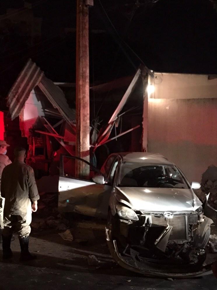 Motorista colide contra casa no Parque Amazônia