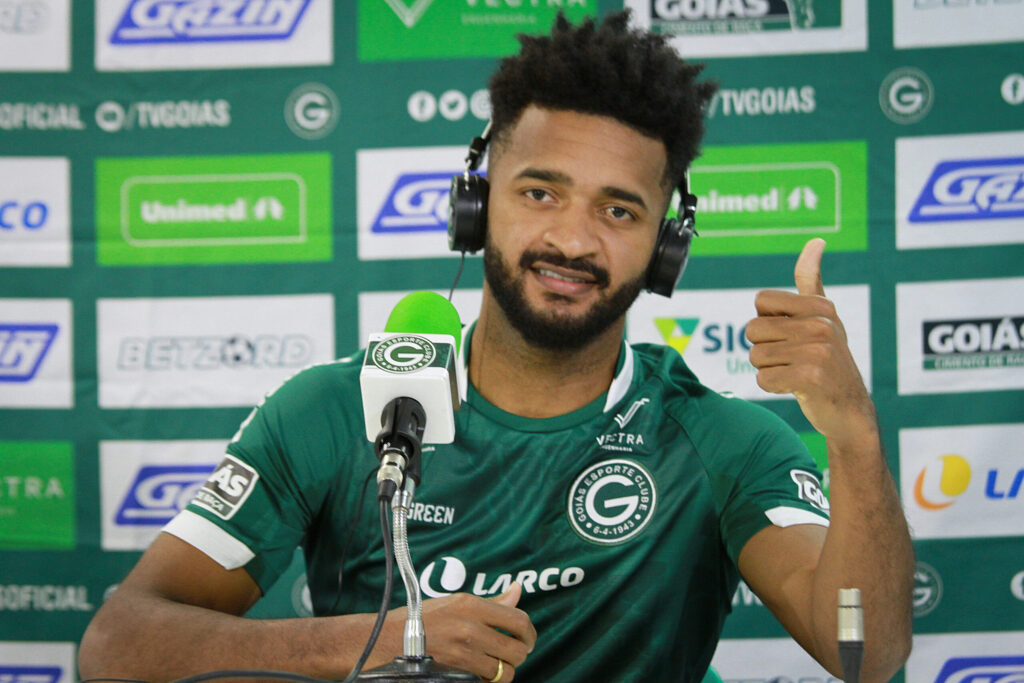 Goiás apresenta lateral Artur que chega visando o acesso: "O objetivo é esse"