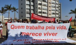 Servidores da Saúde organizam assembleia geral em frente à prefeitura de Aparecida