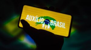 Primeiro dia de pagamento do Auxílio Brasil é marcado por filas e dúvidas