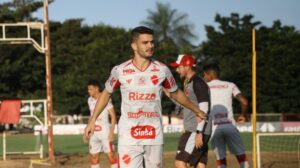 Cardoso é apresentado e garante dedicação com camisa colorada: "Pode esperar um jogador com muita raça"