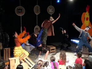 Grupo de teatro leva espetáculo aos terminais de ônibus de Goiânia