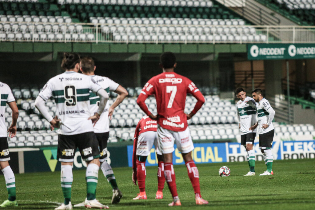 Higo classifica derrota para o Coritiba como “dolorosa”