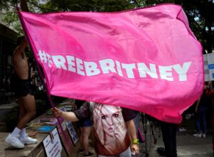 Britney Spears diz que seu pai está tentando extorquir dinheiro dela