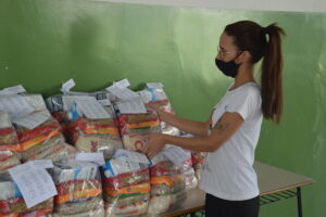 Entrega de kits de alimentação escolar começou nesta segunda-feira (13) em Goiânia