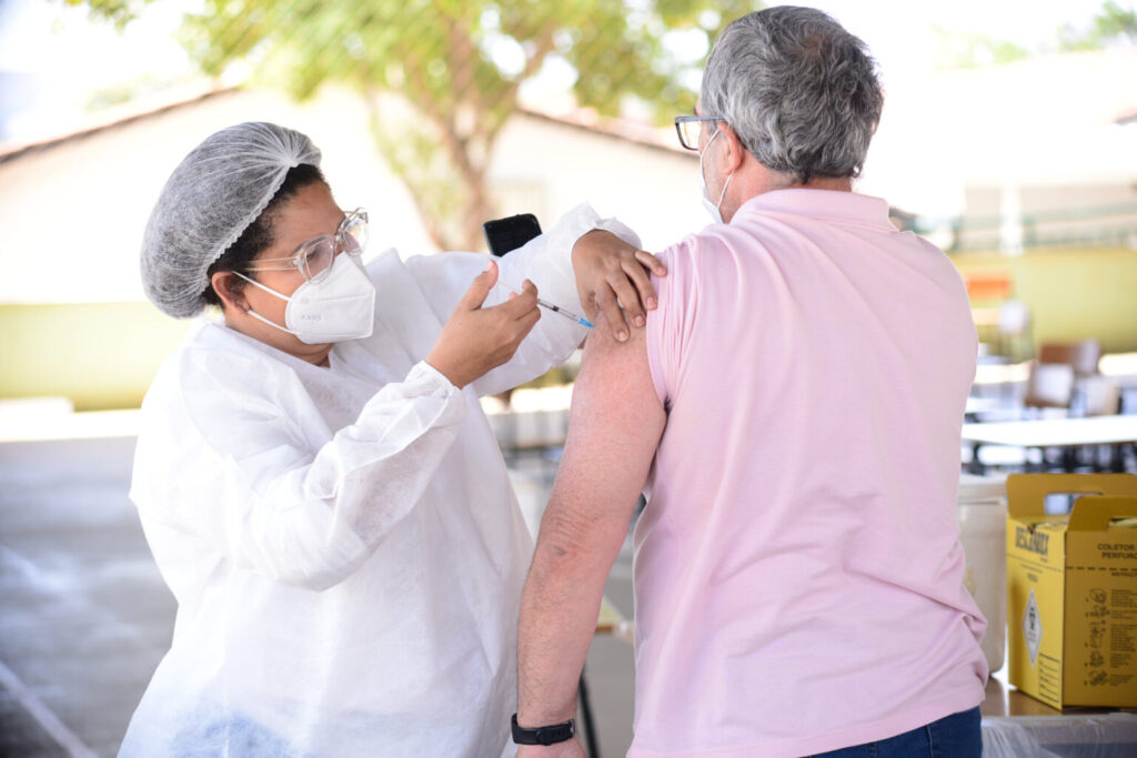 Goiânia aplica 3ª dose em idosos a partir de 65 anos e imunossuprimidos a partir de 40