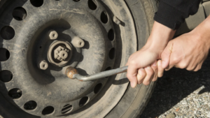 Aprenda a trocar o pneu do seu carro passo a passo | Foto: Reprodução/Shutterstock