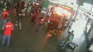 Mulher joga álcool e ateia fogo em motorista de ônibus dentro de terminal