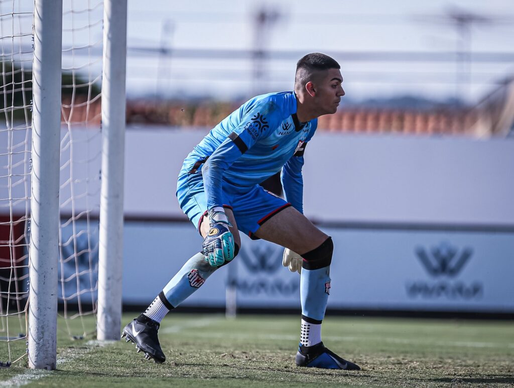 Goleiro da base do Atlético-GO acerta com Internacional e deixa o clube goiano