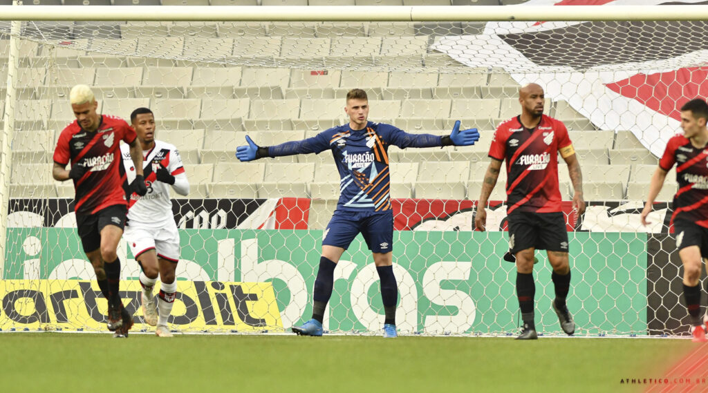 Terans marca duas vezes e coloca o Athletico PR em vantagem contra o Atlético-GO nas oitavas