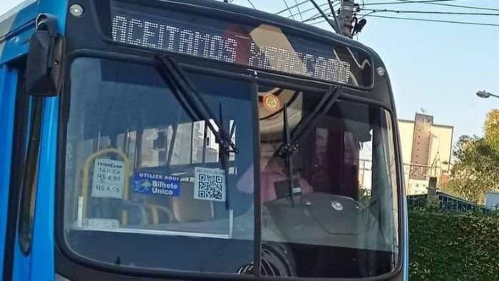 Motorista é demitido após exibir “aceitamos xerecard” em letreiro de ônibus