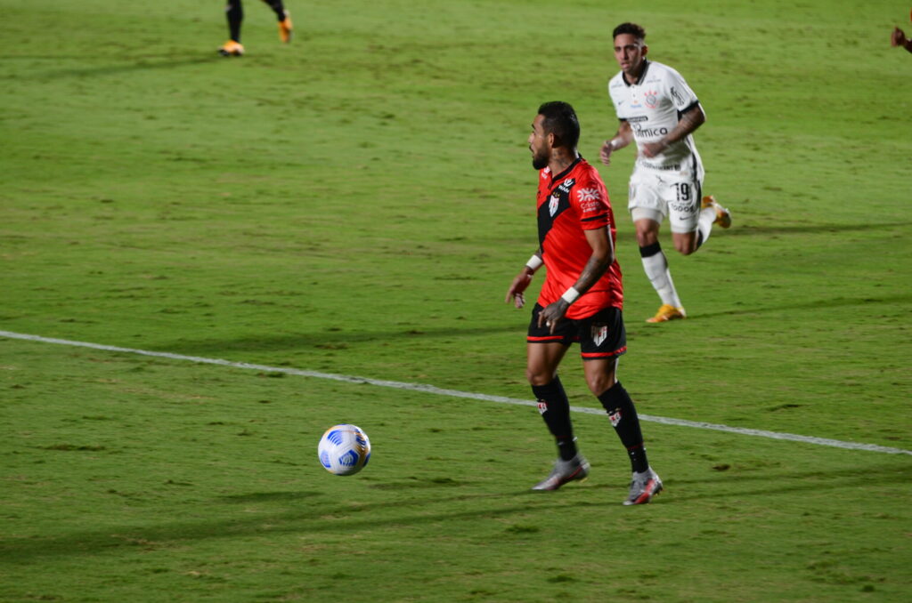 Atlético-GO segura empate contra o Corinthians e avança na Copa do Brasil