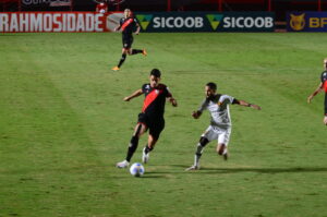 Com dois gols em três minutos