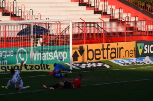 Com gol contra de zagueiro