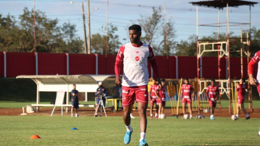 Éder Monteiro comemora primeiro gol como profissional