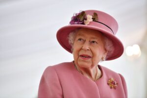 Serviço de saúde britânico é homenageado pela Rainha Elizabeth por atuação na pandemia