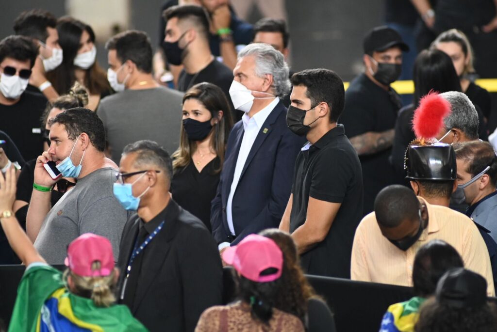 Caiado participa do velório de Marília Mendonça no Goiânia Arena