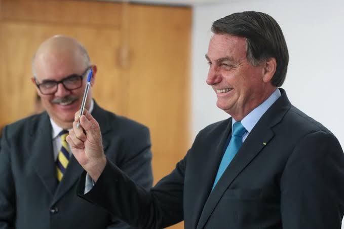 Bolsonaro anuncia aumento de 33