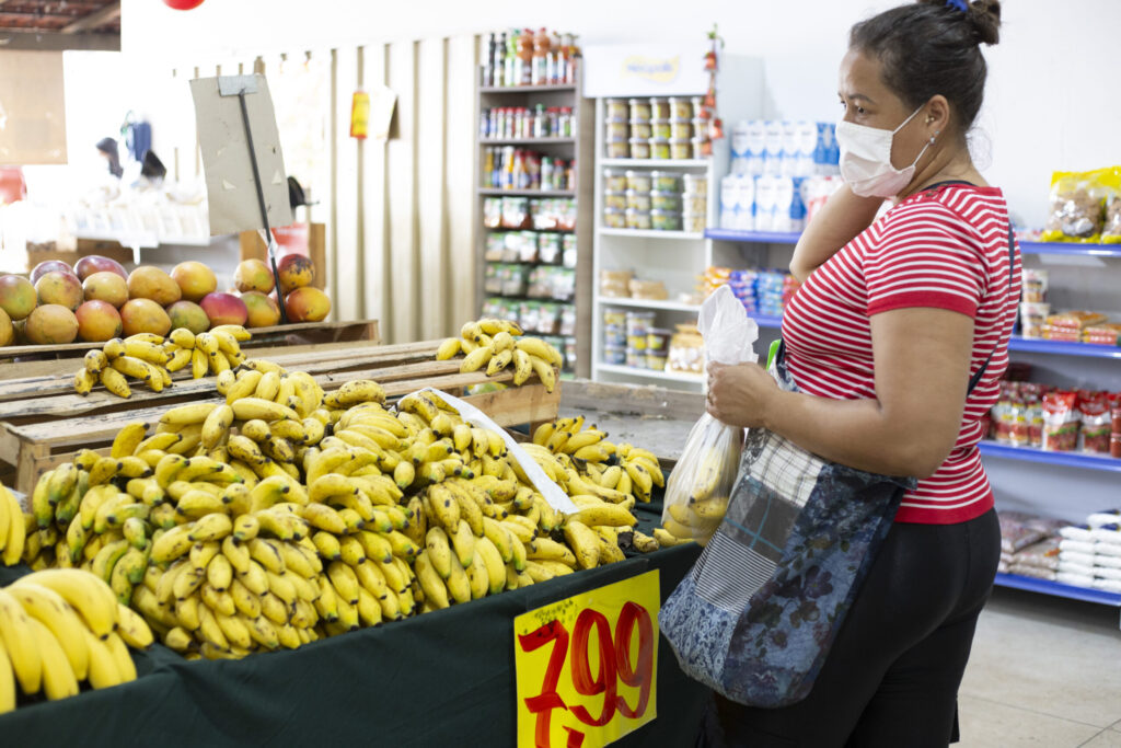 Chuvas fortes encarecem preço de frutas e hortaliças: Pesquisa é a palavra chave para driblar preços altos